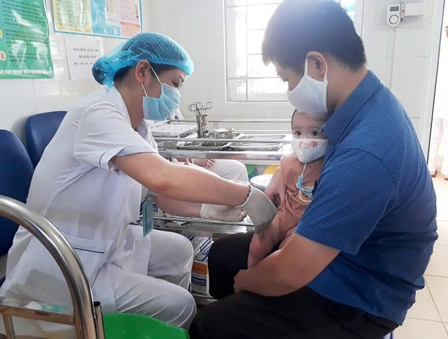 Tiêm vaccine là cách phòng chống dịch bệnh một cách hiệu quả. Ảnh: VGP/Thiện Tâm