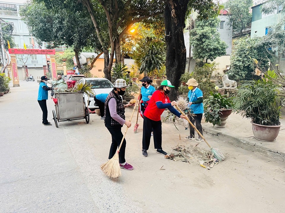 Nhân dân phường Xuân Đỉnh, quận Bắc Từ Liêm tham gia tổng vệ sinh môi trường tại địa bàn dân cư. Ảnh: L.T