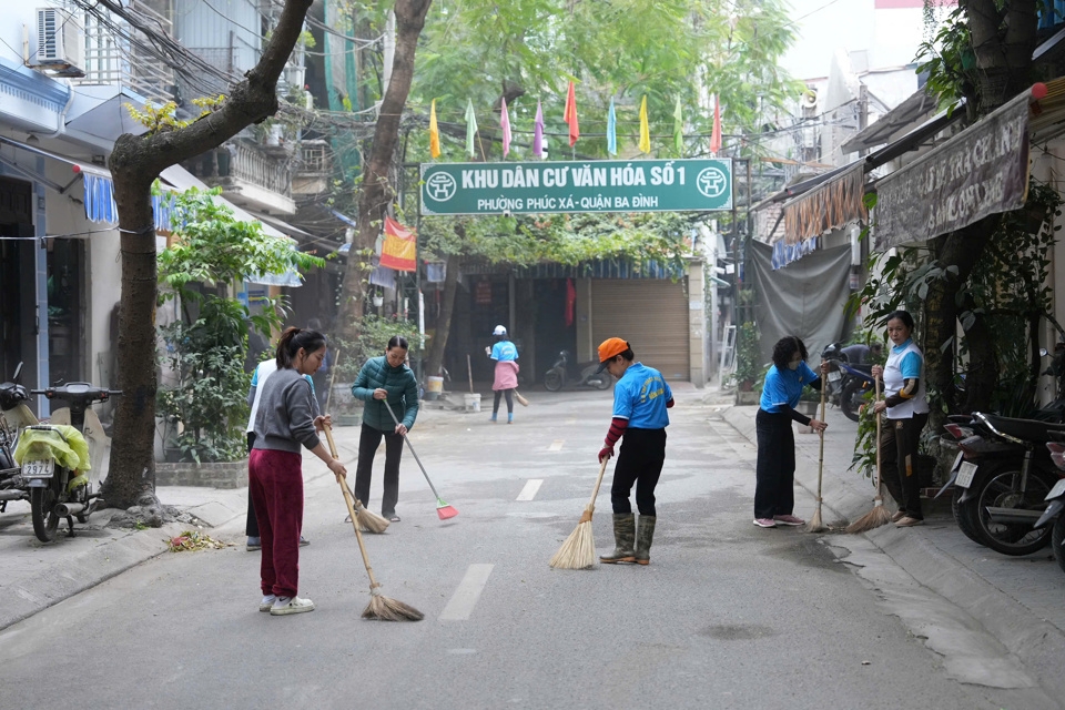 Phụ nữ quận Ba Đình thực hiện công tác vệ sinh môi trường tại các đoạn đường, tuyến phố. Ảnh: Duy Khánh