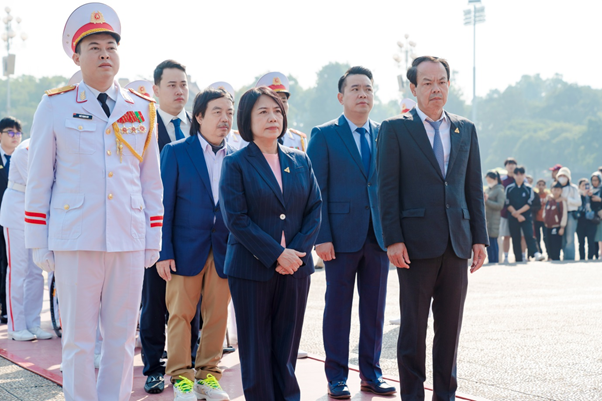 Ban Lãnh đạo và cán bộ Tập đoàn Tân Á Đại Thành dâng hoa và vào Lăng viếng Chủ tịch Hồ Chí Minh