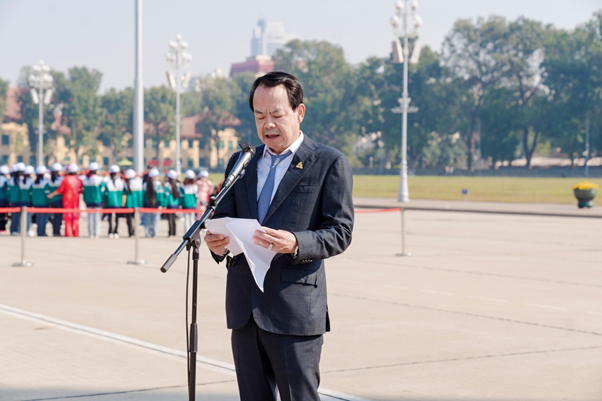 Ông Nguyễn Minh Ngọc, Phó Chủ tịch HĐQT đại diện Tập đoàn Tân Á Đại Thành báo công dâng Bác