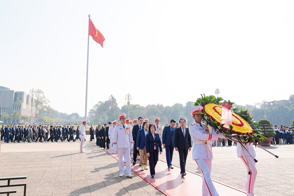 Tân Á Đại Thành báo công dâng Bác: Xúc động và tự hào!