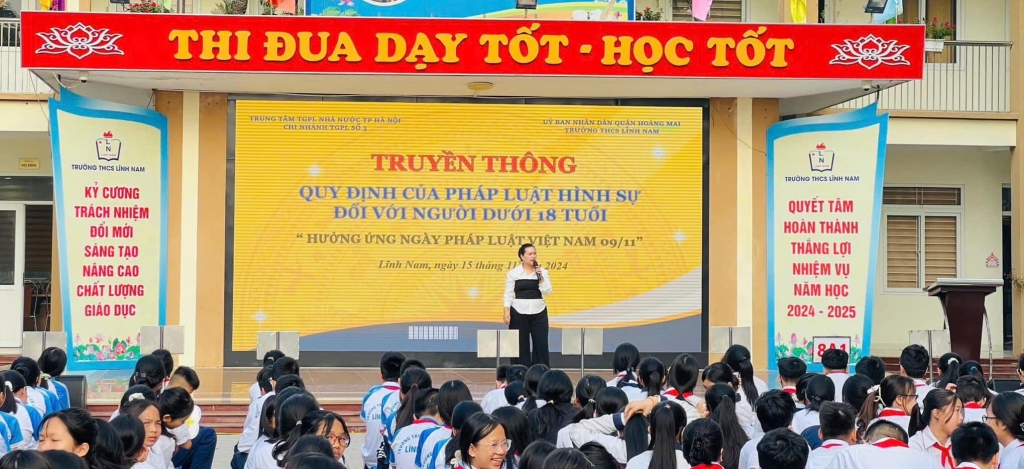 Năm 2024, Trung tâm trợ giúp pháp lý Nhà nước thành phố Hà Nội tổ chức tuyên truyền pháp luật cho học sinh Trường Trung học cơ sở Lĩnh Nam. Ảnh: C.P