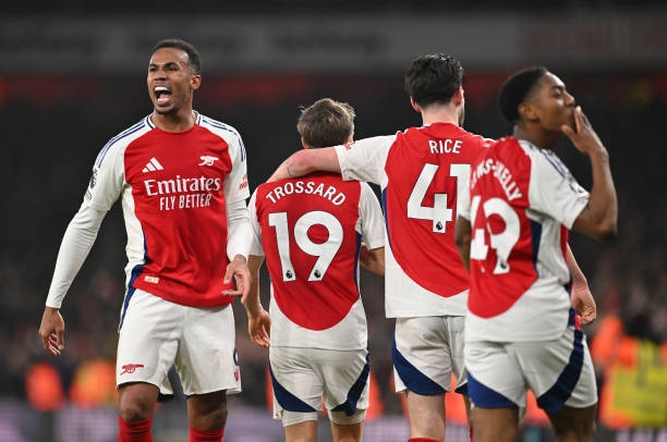 Arsenal ngược dòng ấn tượng để trở lại cuộc đua Premier League