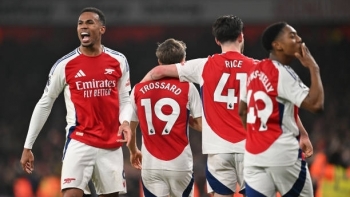 Arsenal ngược dòng ấn tượng để trở lại cuộc đua Premier League