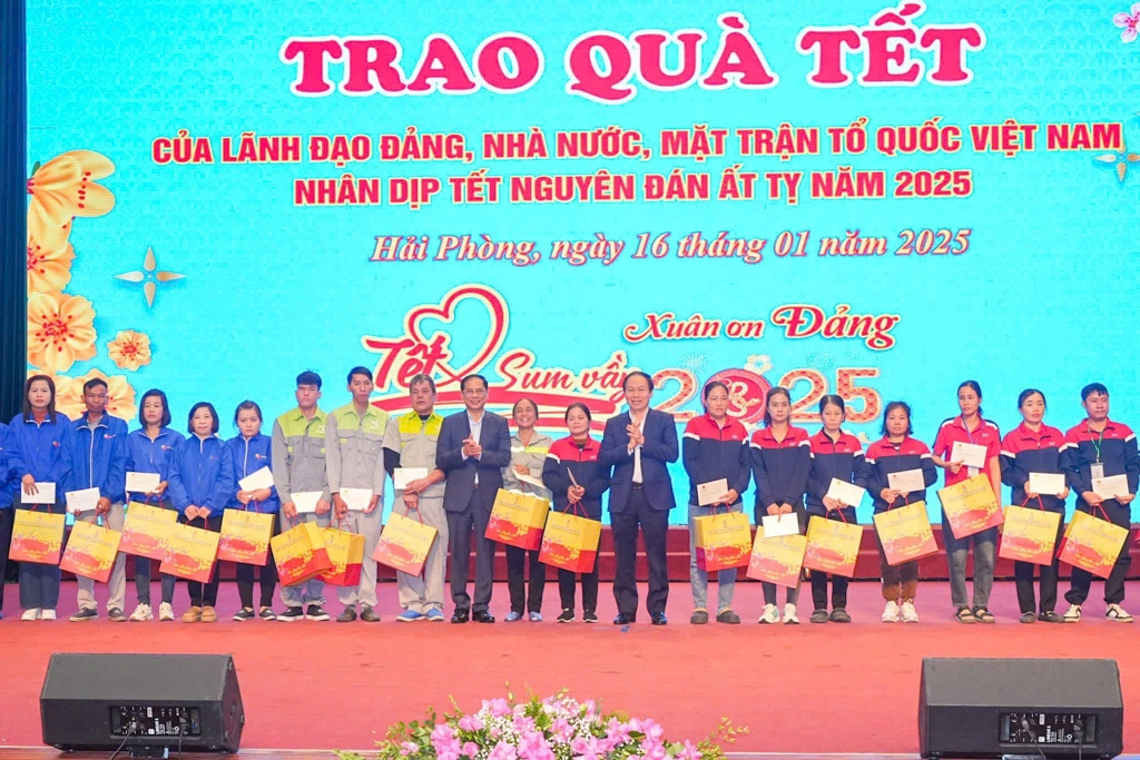 Phó Thủ tướng Bùi Thanh Sơn cùng lãnh đạo TP Hải Phòng trao quà Tết cho người lao động