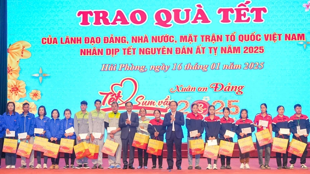 Phó Thủ tướng Bùi Thanh Sơn tham dự Chương trình “Tết sum vầy - Xuân ơn Đảng” và "Chợ tết công đoàn năm 2025" tại Hải Phòng