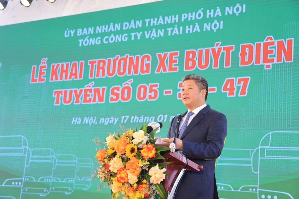 Hà Nội: khai trương 4 tuyến xe buýt điện