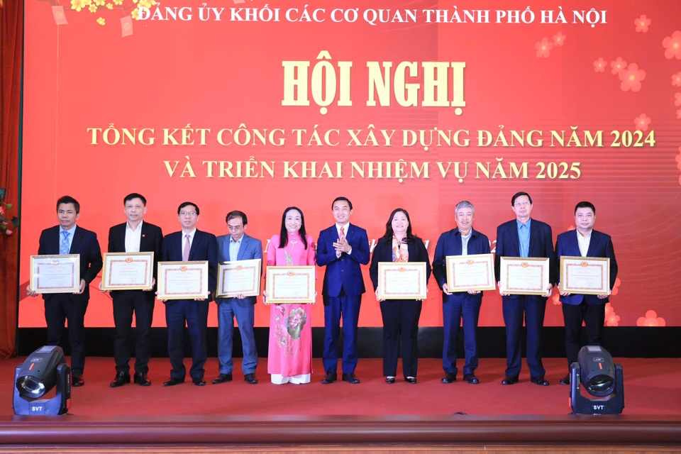 Bí thư Đảng ủy Khối các cơ quan TP Hà Nội Doãn Trung Tuấn trao Bằng khen của Ban Thường vụ Thành ủy tặng các tập thể có thành tích xuất sắc trong công tác xây dựng Đảng và thực hiện nhiệm vụ chính trị năm 2024 (trong đó có Đảng bộ Báo Kinh tế & Đô thị) 