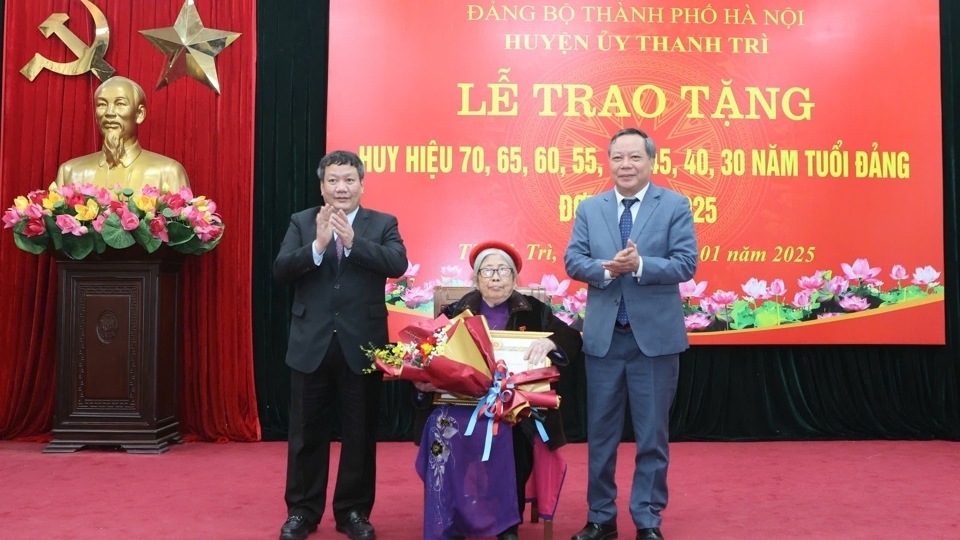 Phó Bí thư Thường trực Thành ủy Nguyễn Văn Phong trao Huy hiệu Đảng tại Thanh Trì