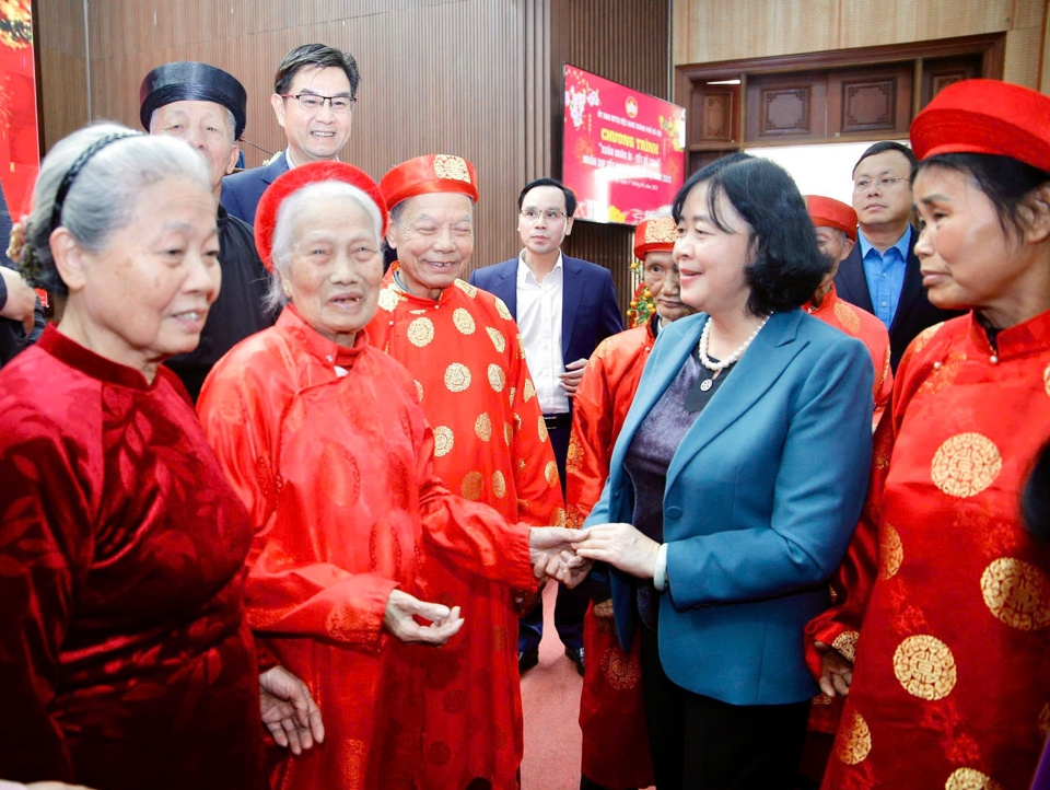 Bí thư Thành ủy Bùi Thị Minh Hoài ân cần hỏi thăm, chúc Tết các cụ cao niên huyện Chương Mỹ.