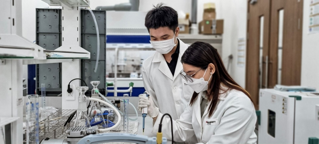 Trung tâm Khoa Học Vật Liệu Kỹ Thuật Số (DMS Lab) tại VinUni với trang thiết bị tối tân, tích hợp công nghệ tiên tiến với những hiểu biết từ khoa học xã hội, vật liệu kỹ thuật số và năng lượng bền vững. 