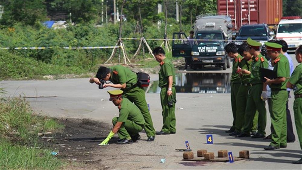 Lực lượng Kỹ thuật hình sự đang khám nghiệm hiện trường. Ảnh: Bộ Công an