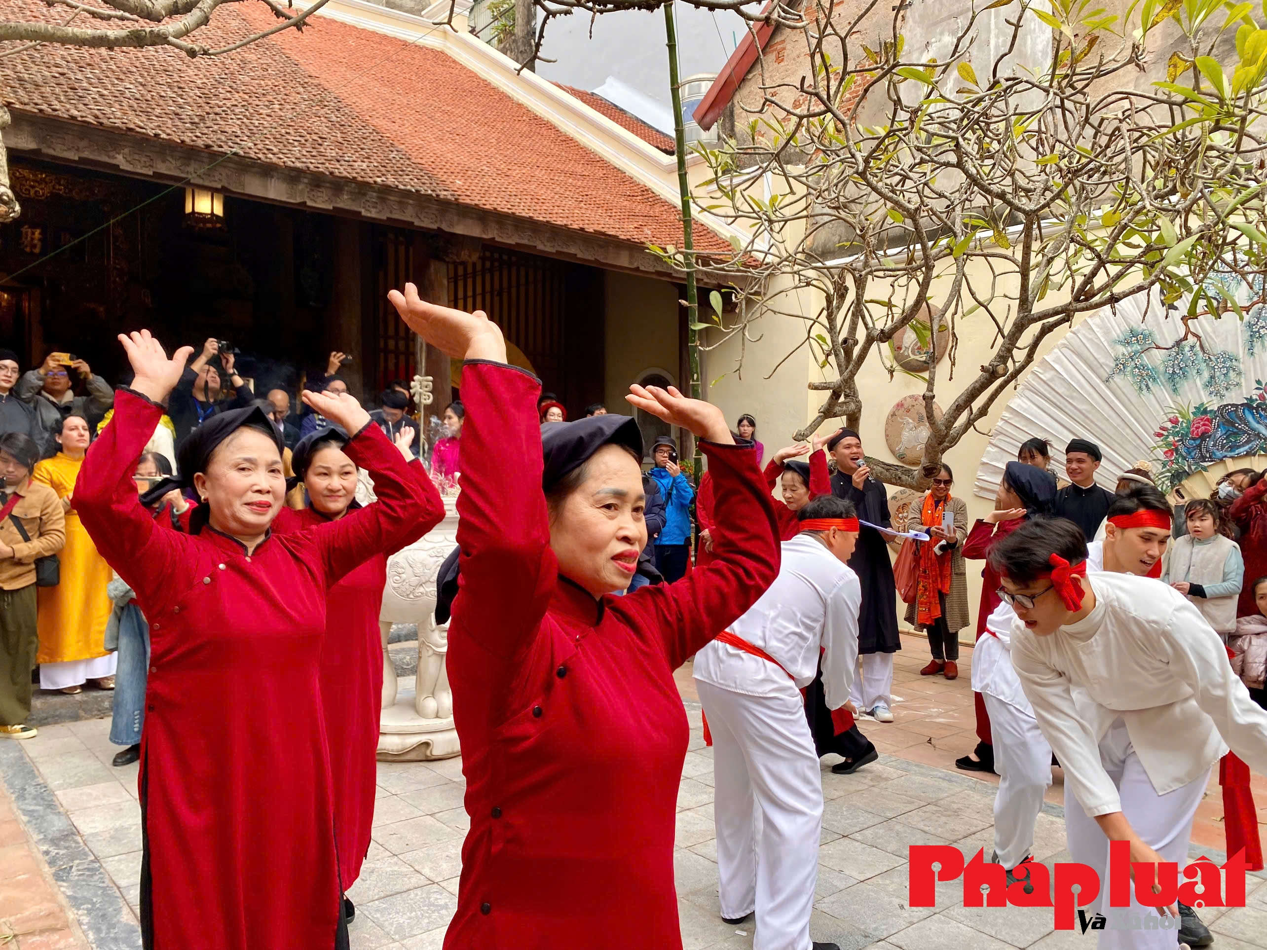 Dựng cây nêu, vẽ cung tên tái hiện nghi lễ truyền thống ngày Tết cổ truyền