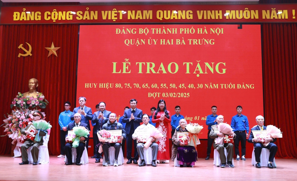 Chủ tịch Ủy ban MTTQ Việt Nam TP Hà Nội Nguyễn Lan Hương trân trọng trao và gắn Huy hiệu 75 năm, 70 năm tuổi Đảng tặng các đảng viên; các đồng chí trong Thường trực Quận ủy Hai Bà Trưng trao tặng quà tới các đảng viên.