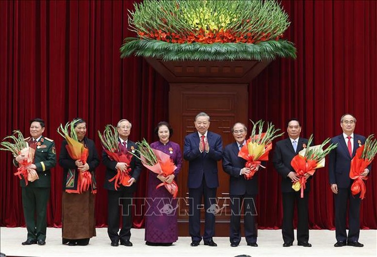 Tổng Bí thư Tô Lâm trao tặng Huân chương Hồ Chí Minh cho các đồng chí nguyên lãnh đạo Đảng, Nhà nước. Ảnh: TTXVN