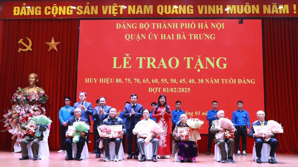 Lãnh đạo TP trao Huy hiệu Đảng cho đảng viên lão thành quận Hai Bà Trưng