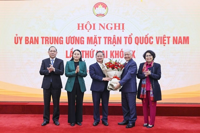 Ban Thường trực Ủy ban Trung ương Mặt trận Tổ quốc Việt Nam tặng hoa chúc mừng ông Trần Việt Trường.