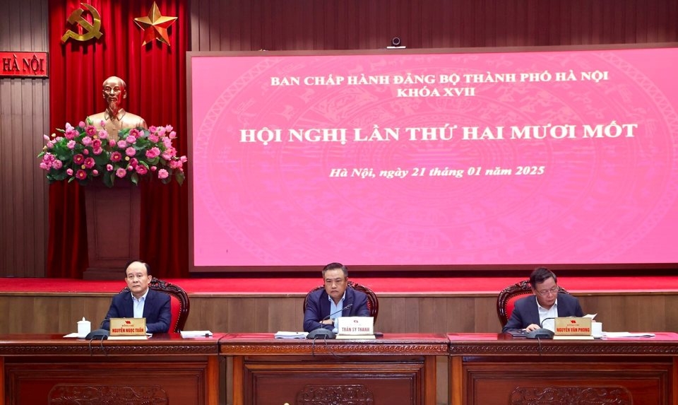 Các đồng chí lãnh đạo TP Hà Nội chủ trì hội nghị.