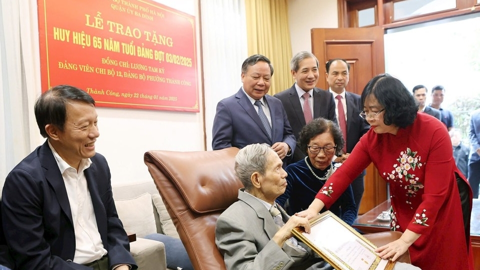 bi thu thanh uy ha noi bui thi minh hoai trao huy hieu dang tai quan ba dinh