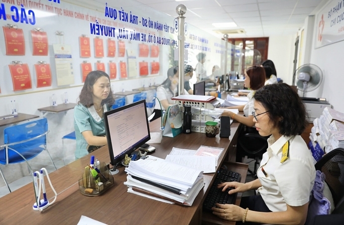 Thu ngân sách của Hà Nội năm 2024 vượt 500.000 tỷ đồng. Ảnh: Người nộp thuế giao dịch tại Chi cục Thuế quận Tây Hồ (Cục Thuế TP Hà Nội). Ảnh: Đỗ Tâm