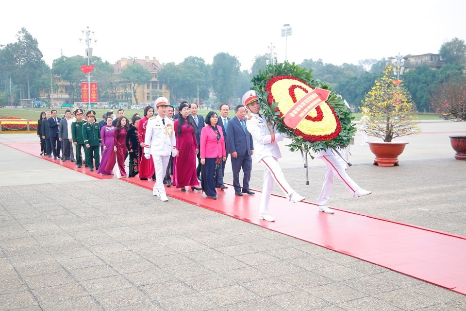 Đoàn đại biểu TP Hà Nội vào Lăng viếng Chủ tịch Hồ Chí Minh.