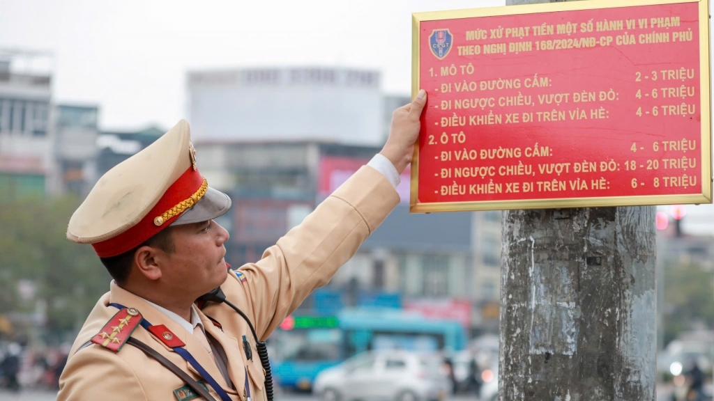 Hà Nội: tăng cường tuyên truyền nâng cao ý thức chấp hành luật giao thông