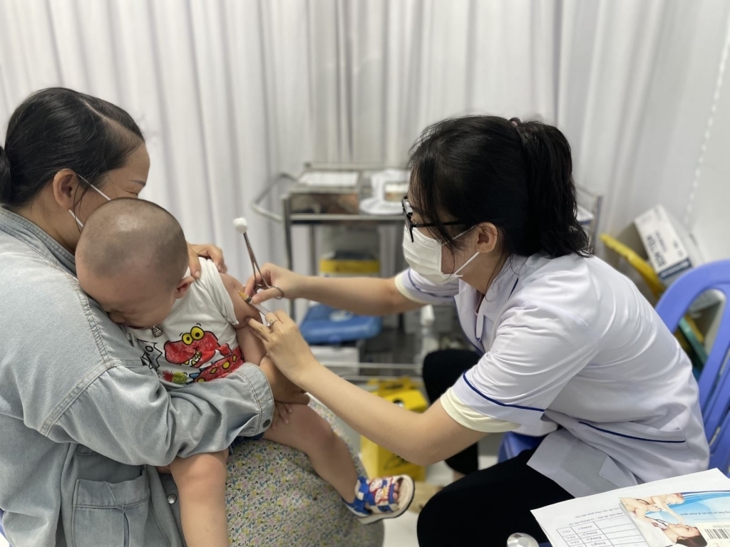 Tiêm chủng vaccine đầy đủ, đúng lịch giúp phòng ngừa các dịch bệnh trong dịp cận Tết và Tết Nguyên đán 2025. Ảnh: HNM