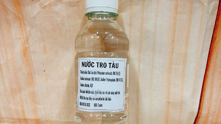 Cảnh báo tai nạn bỏng thực quản từ nước tro tàu mùa Tết