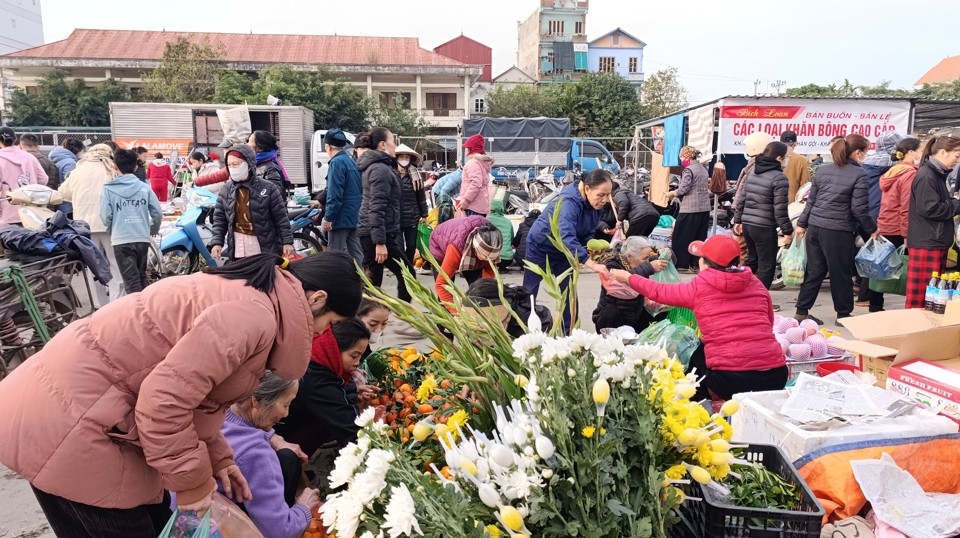 Giá hoa tươi chỉ tăng nhẹ so với ngày thường.