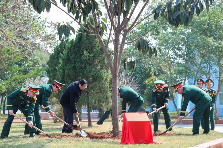 Thủ tướng trồng cây lưu niệm tại Lữ đoàn K3. Ảnh: VGP/Nhật Bắc