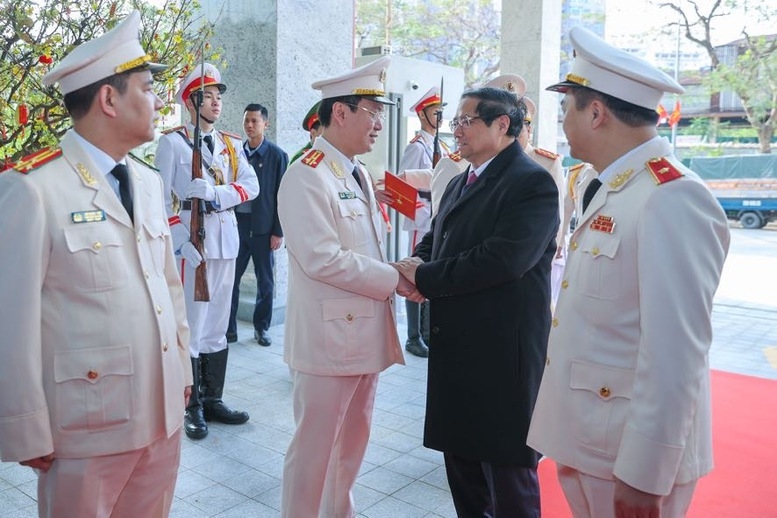 Thủ tướng Phạm Minh Chính thăm, chúc Tết cán bộ, chiến sĩ Cục An ninh điều tra. Ảnh: VGP/Nhật Bắc