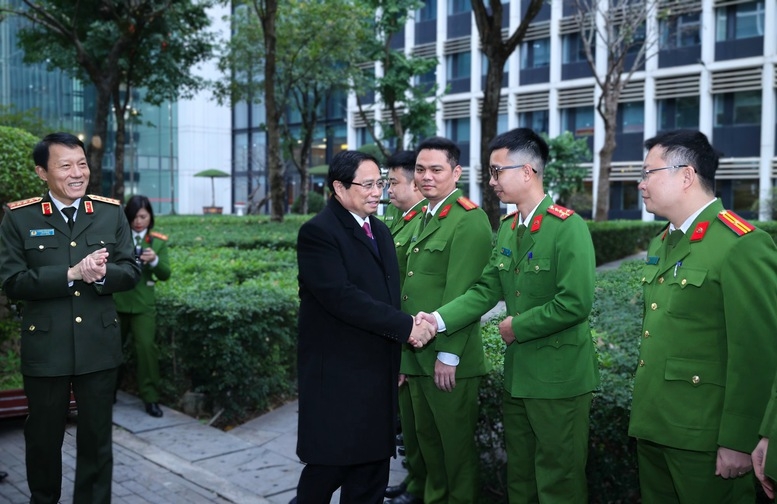 Thủ tướng Phạm Minh Chính thăm, kiểm tra công tác ứng trực và chúc Tết cán bộ, chiến sĩ Cục Cảnh sát quản lý hành chính về trật tự xã hội. Ảnh: VGP/Nhật Bắc