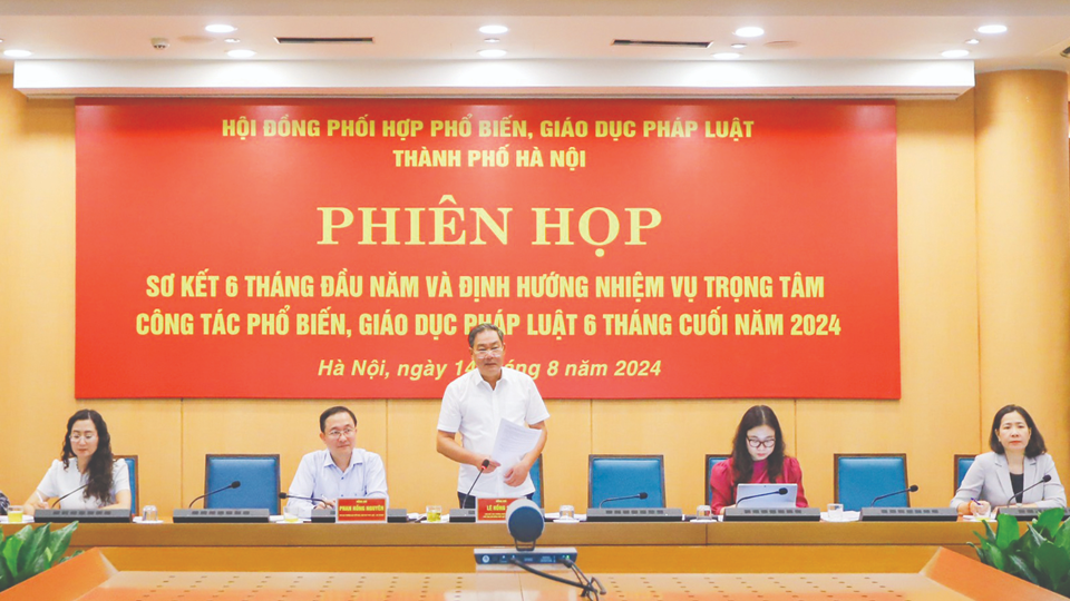 Ủy viên Ban Thường vụ Thành ủy, Phó Chủ tịch Thường trực UBND TP Lê Hồng Sơn - Chủ tịch Hội đồng Phối hợp phổ biến giáo dục pháp luật TP Hà Nội chủ trì phiên họp tháng 8/2024. Ảnh: Công Hùng