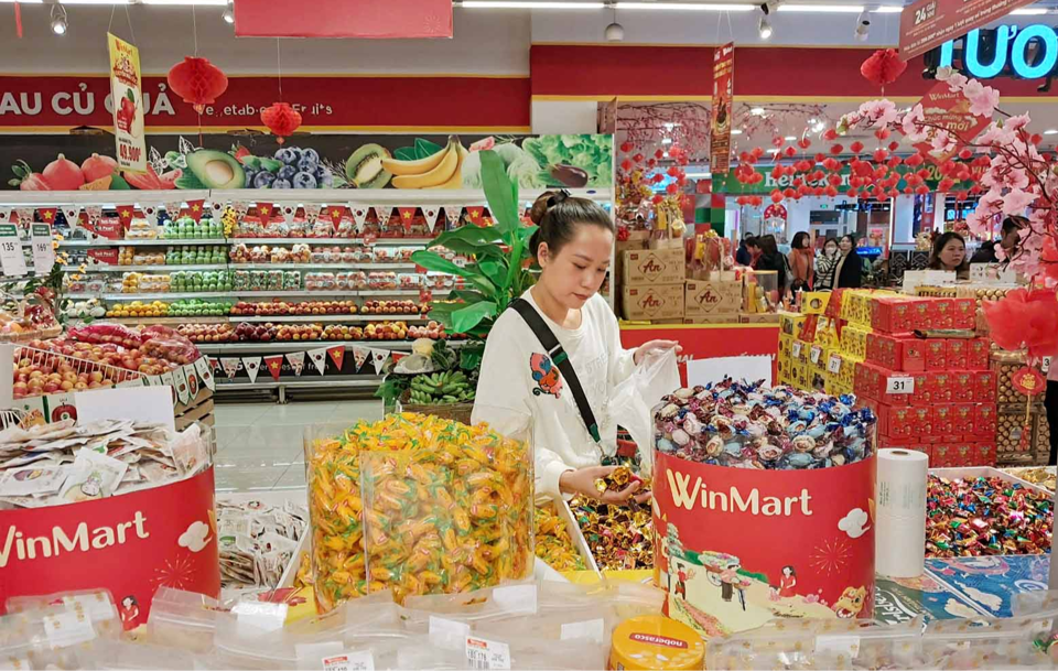 Người dân mua sắm tại siêu thị WinMart.