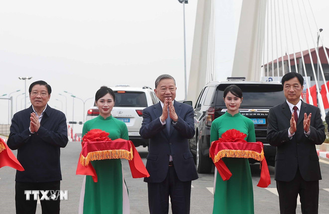 Tổng Bí thư Tô Lâm và đoàn công tác Trung ương thực hiện nghi thức khánh thành tuyến đường Lê Duẩn và cầu sông Vân, thành phố Hoa Lư, Ninh Bình. (Ảnh: Thống Nhất/TTXVN)