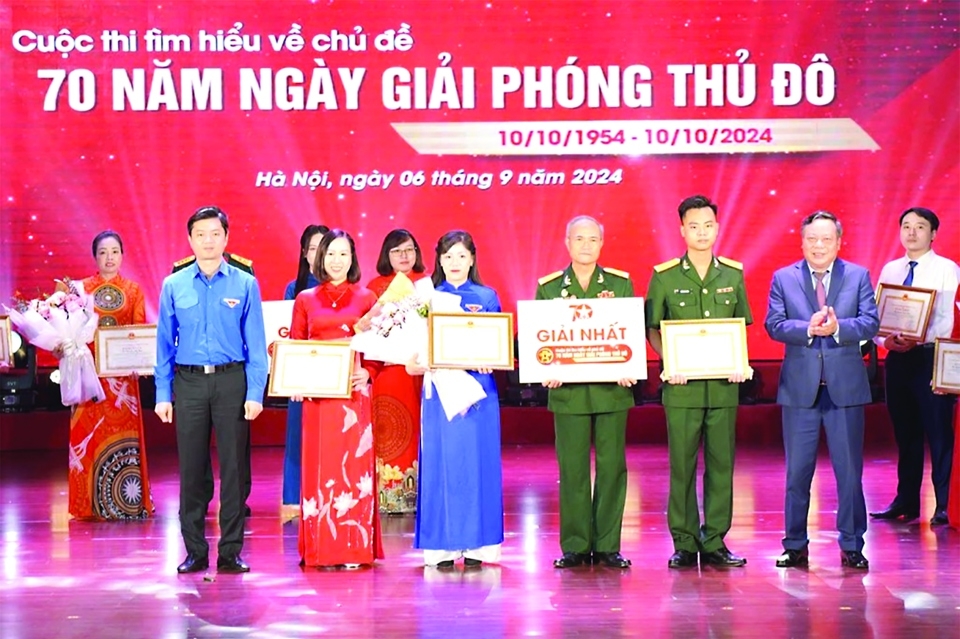 Phó Bí thư Thường trực Thành uỷ Nguyễn Văn Phong trao giải cho đội giành Giải Nhất Cuộc thi tìm hiểu về chủ đề 70 năm Ngày Giải phóng Thủ đô do Ban Tuyên giáo Thành ủy Hà Nội phối hợp với Thành đoàn Hà Nội thực hiện trên nền tảng số.