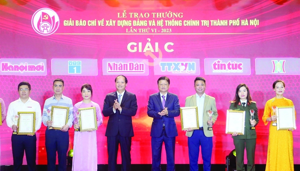 Phó Bí thư Thường trực Thành uỷ Nguyễn Văn Phong trao giải cho đội giành Giải Nhất Cuộc thi tìm hiểu về chủ đề 70 năm Ngày Giải phóng Thủ đô do Ban Tuyên giáo Thành ủy Hà Nội phối hợp với Thành đoàn Hà Nội thực hiện trên nền tảng số.