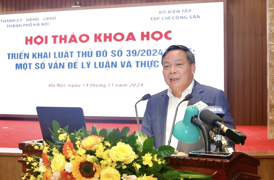 Phó Bí thư Thường trực Thành uỷ Nguyễn Văn Phong phát biểu trong Hội thảo khoa học triển khai Luật Thủ đô 2024 ngày 14/11/2024.