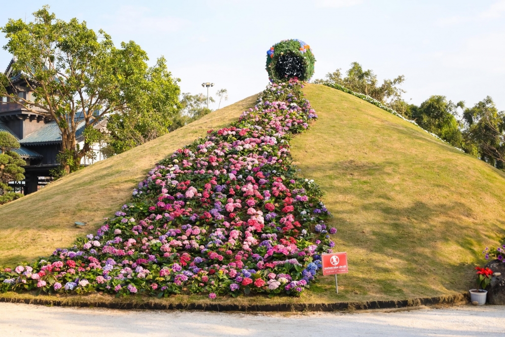 Tấp nập khách tới các điểm du lịch Quảng Ninh dịp đầu xuân