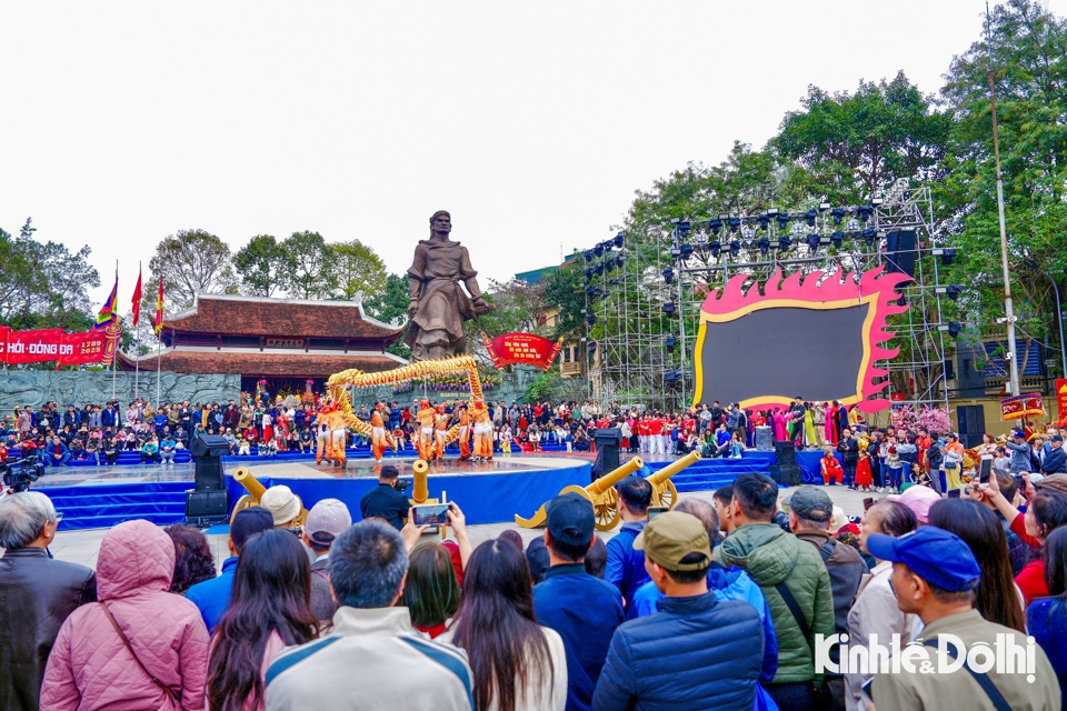 Đông đảo người dân và du khách thập phương tới dâng hương và tham quan lễ hội tại Gò Đống Đa.