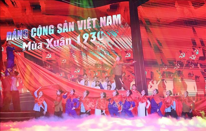 Tiết mục đặc sắc tại chương trình nghệ thuật chào mừng 95 năm Ngày thành lập Đảng, tối 22/1/2025. Ảnh: Minh Đức/TTXVN