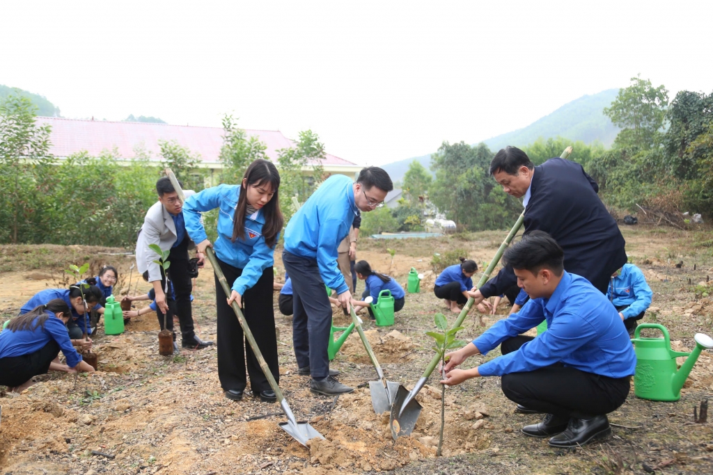 Phát động Tết trồng cây và thi đua chào mừng Đại hội Đảng các cấp