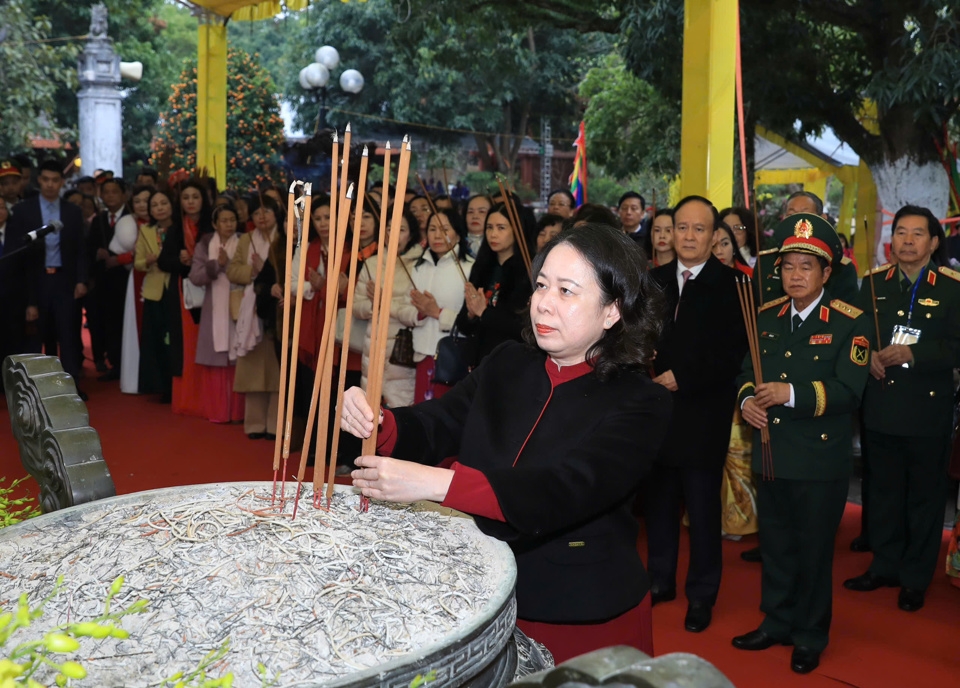 Phó Chủ tịch nước Võ Thị Ánh Xuân thực hiện nghi lễ dâng hương tại đền Hai Bà Trưng. Ảnh: Phạm Hùng