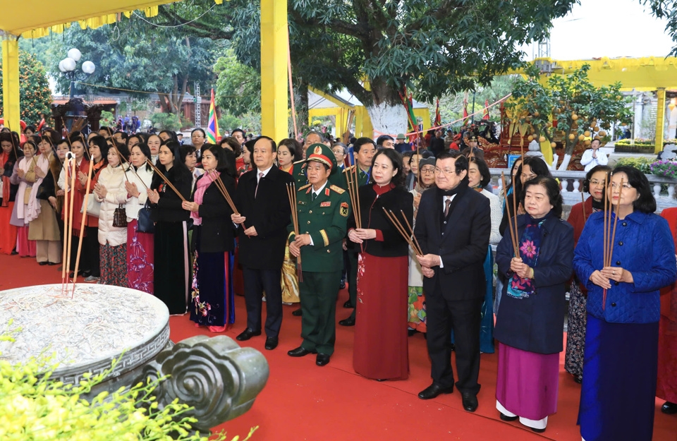 Các đồng chí lãnh đạo, nguyên lãnh đạo Nhà nước, Quốc hội và lãnh đạo thành phố Hà Nội dâng hương tưởng nhớ công lao của Hai Bà Trưng và các tướng sĩ. Ảnh: Phạm Hùng