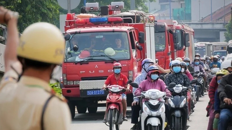 Vượt đèn đỏ để nhường đường xe ưu tiên, xe cấp cứu có bị xử phạt?