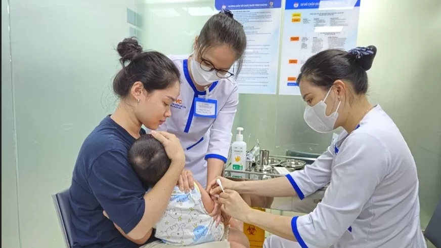 Tiếp tục triển khai chiến dịch tiêm chủng vaccine phòng, chống dịch sởi năm 2025