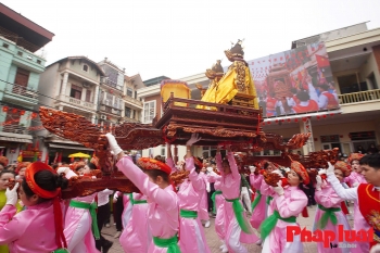 Đến hội làng Phú Đô xem kiệu bay giữa phố