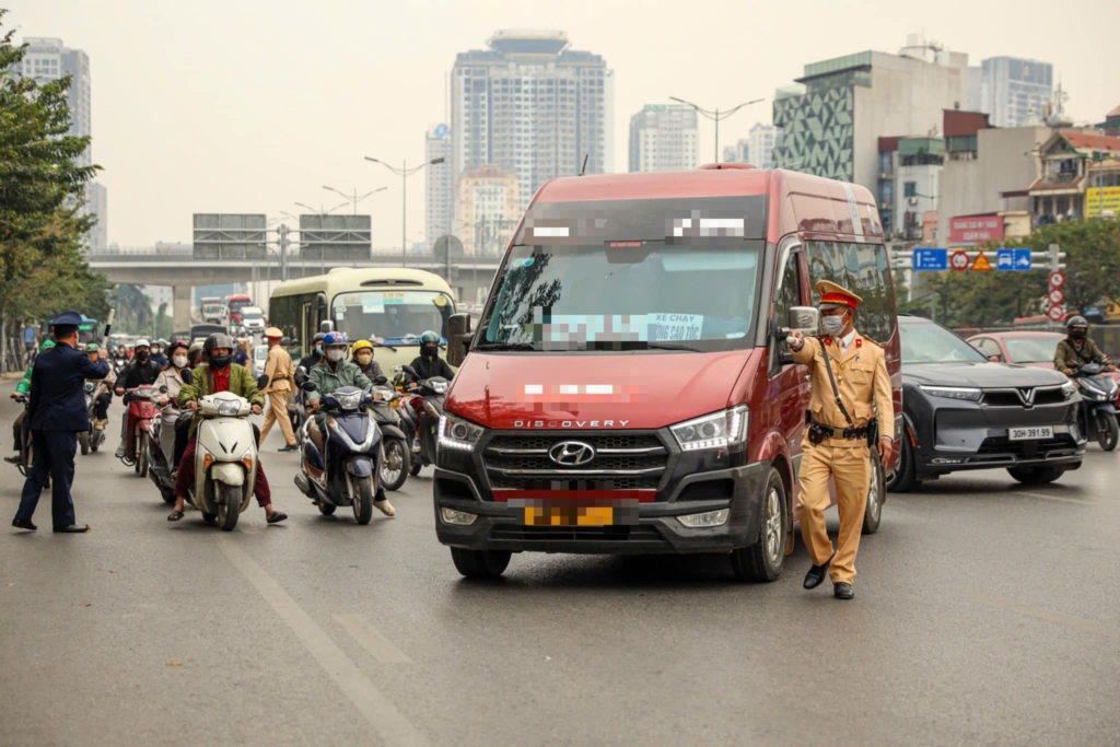 Đội Cảnh sát giao thông đường bộ số 6 (CATP Hà Nội) xử phạt một trường hợp xe limousine hợp đồng trá hình. Ảnh:TA