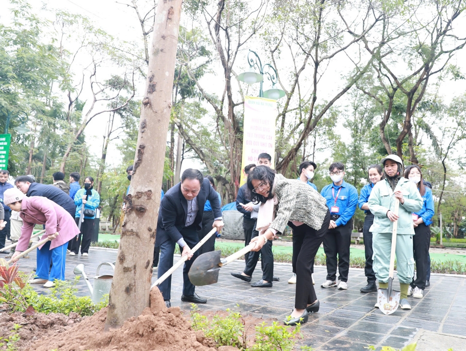 Phó Chủ tịch Ủy ban MTTQ Việt Nam TP Hà Nội Nguyễn Thị Kim Dung, Phó Bí thư Thường trực Quận uỷ Hai Bà Trưng Trần Quyết Thắng tham gia trồng cây